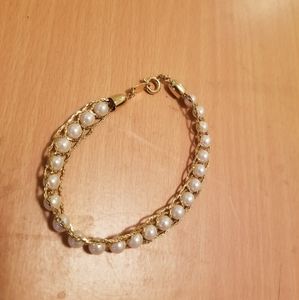 Pearl bracelet with gold chain